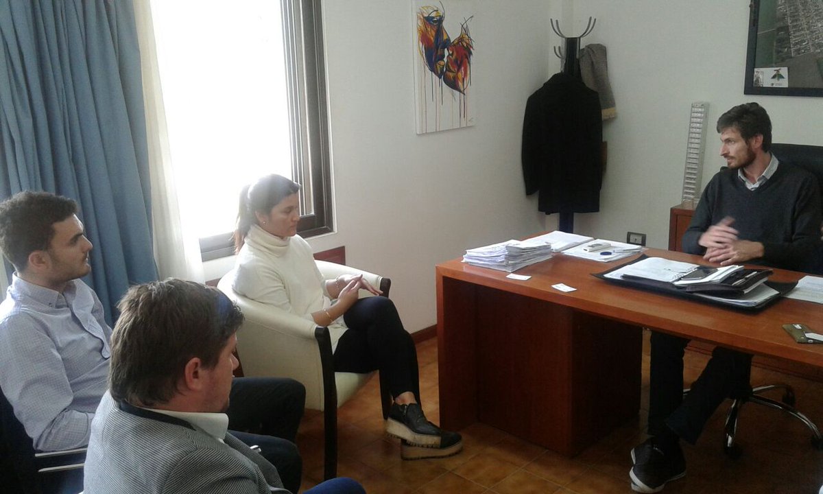 SantaFeGlobal's tweet photo. #SFGlobal junto al coordinador del @NodoRafaelaR2 conversaron con el Pte.Comunal de #SanVicente sobre inversiones privadas en la localidad https://t.co/HLTzEq1knK