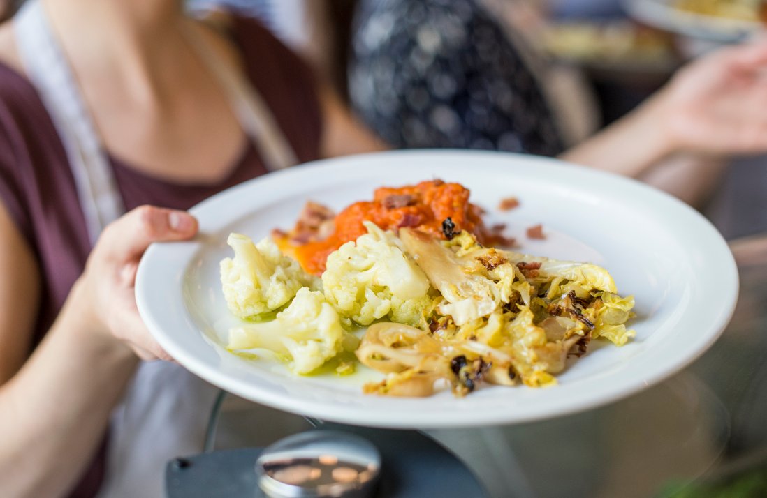 felixprojectuk's tweet photo. The final dishes from @leocarreiraa today at #RefettorioFelix Hi-5 to that! #zerowaste #nomoreexcuses Pics from @RedPhotographic https://t.co/sC9a8TNvVd