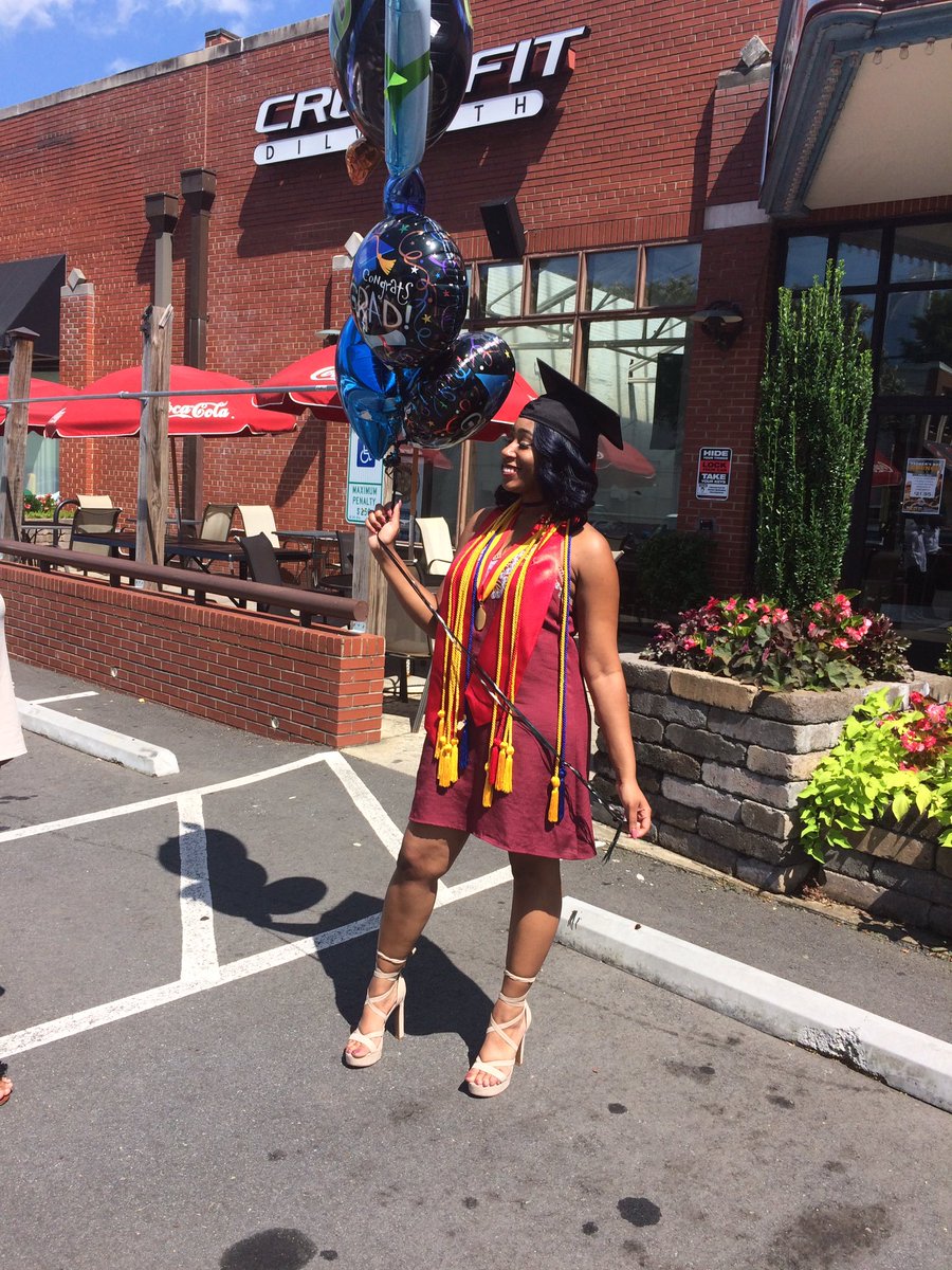 jamxaa's tweet image. Corded up shorty
Swear I got like 40
This caption kinda corny 
Yah yah yah 😂🎉🎓
#issagraduate #HowardhereIcome 💙❤️