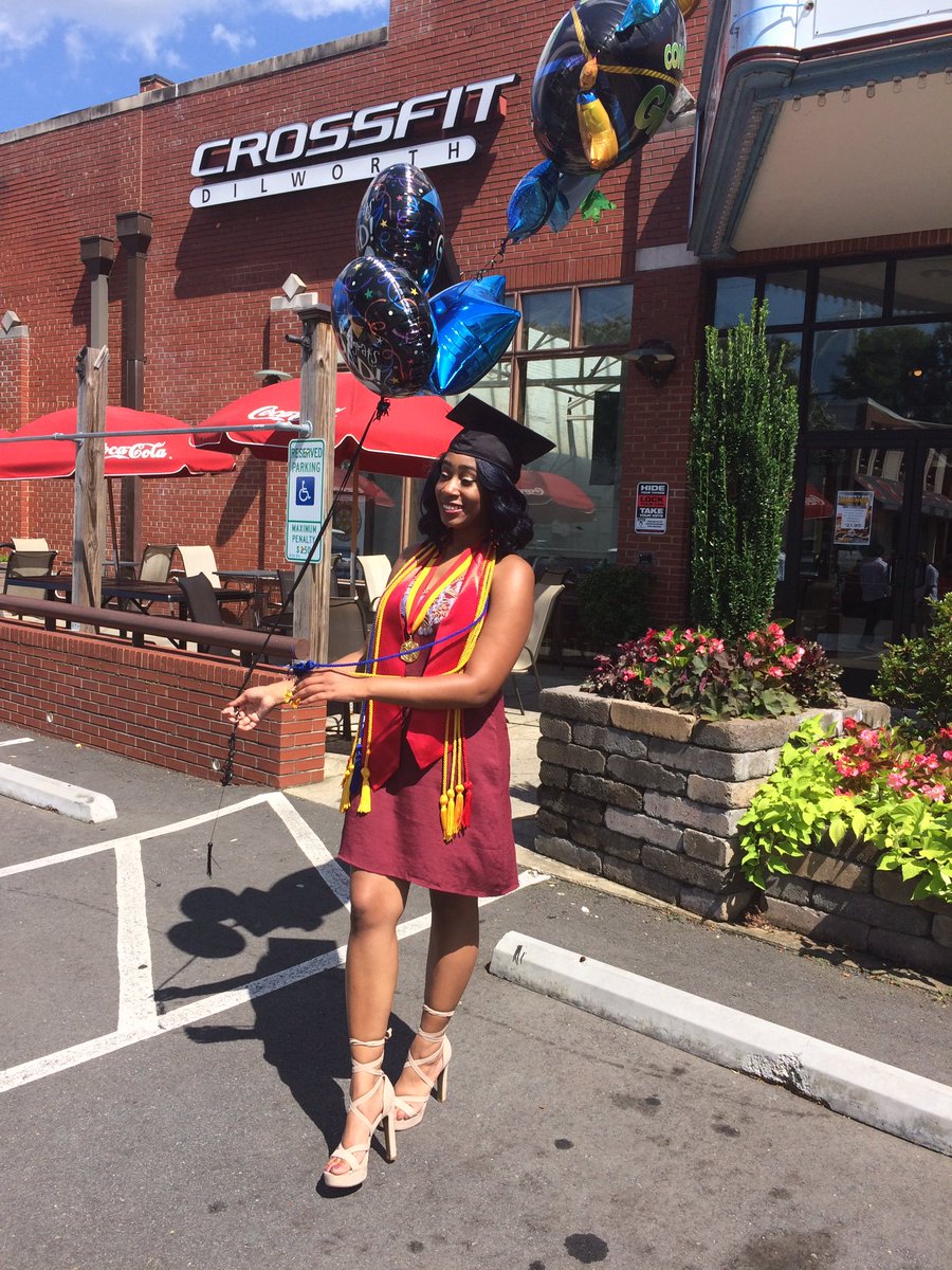 jamxaa's tweet image. Corded up shorty
Swear I got like 40
This caption kinda corny 
Yah yah yah 😂🎉🎓
#issagraduate #HowardhereIcome 💙❤️