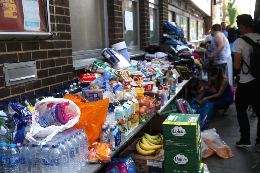 lesoir's tweet photo. #PHOTOS Incendie à #Londres : les soutiens s’organisent dans le quartier https://t.co/P5uV65DwKB https://t.co/RA6nQkncQy