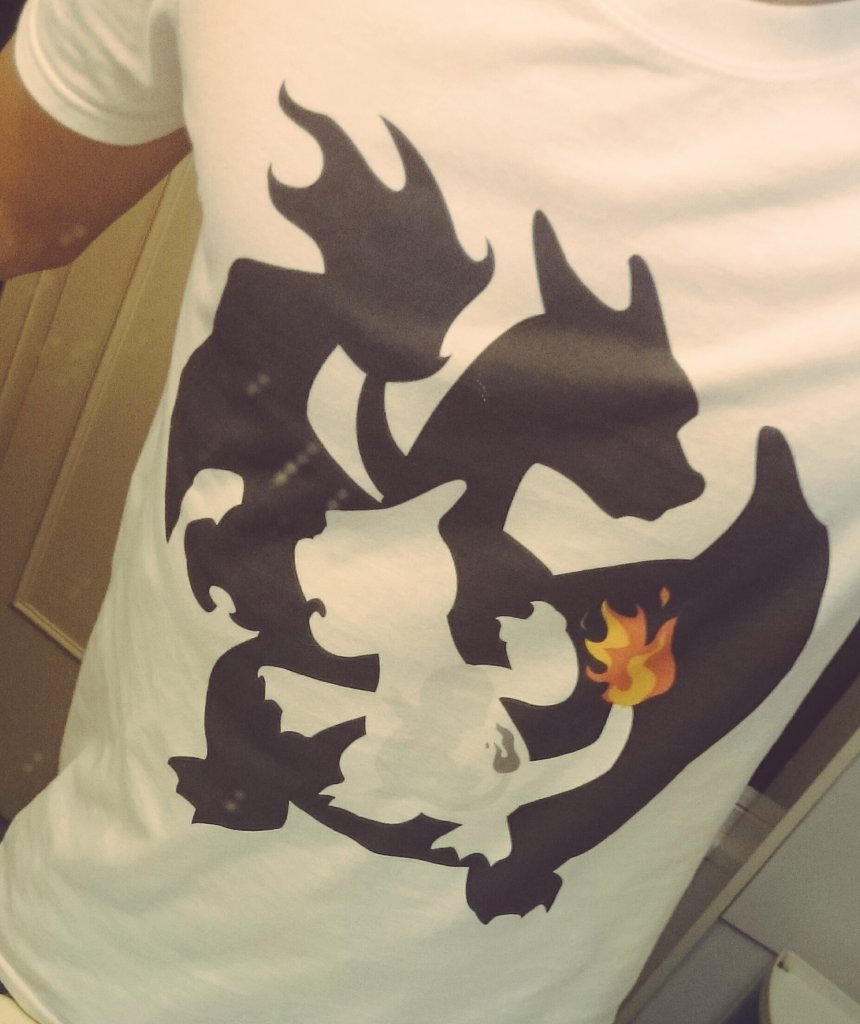 EuskalGamers's tweet photo. Pobre charmander casi no se le ve xD Lo que pasa por comprarla en blanco B-) https://t.co/NtGrjlDHQx