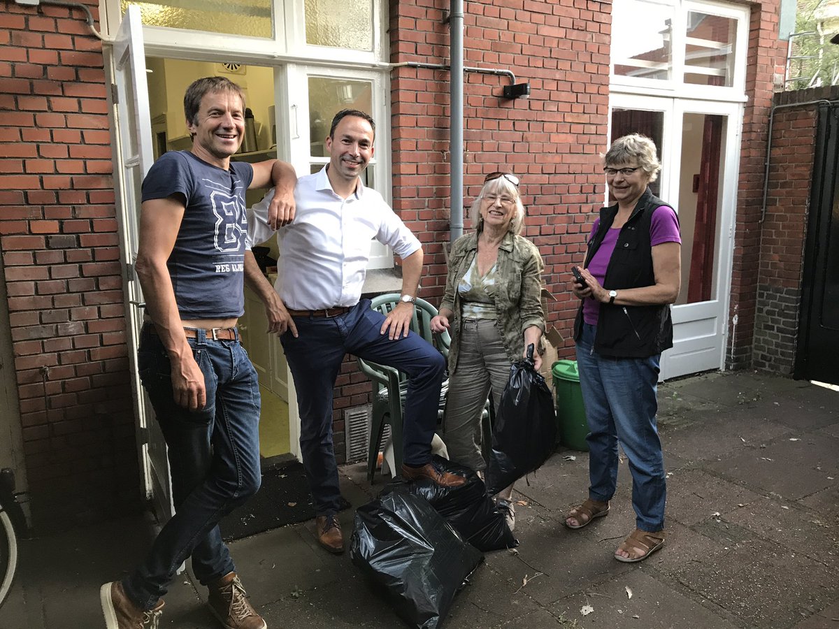 JvdHoogenband's tweet photo. Vanavond met de kanjers uit de #Vruchtenbuurt 14 kg zwerfafval geprikt en afgesloten met heerlijk ijs #opruimestafette @VruchtenPers https://t.co/Z9zCecMo6k