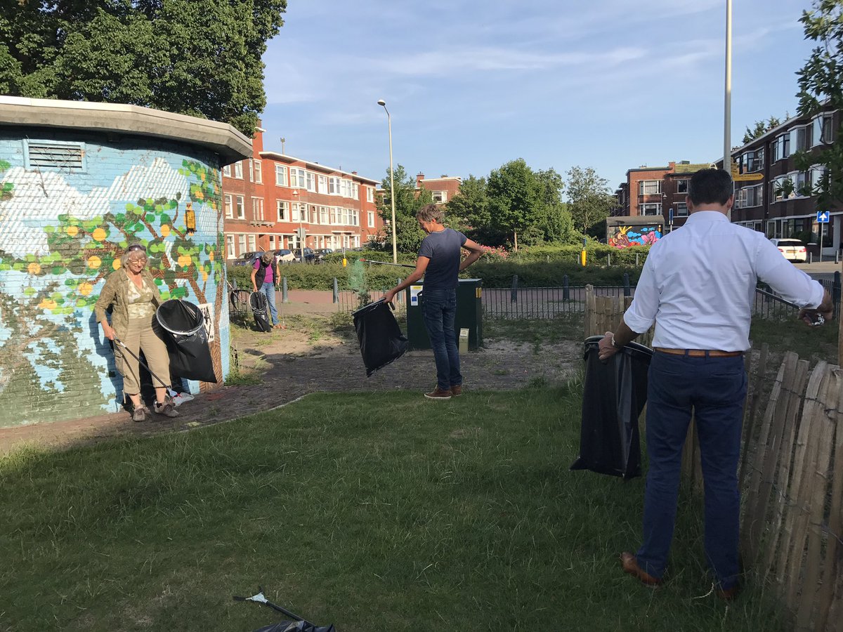 JvdHoogenband's tweet photo. Vanavond met de kanjers uit de #Vruchtenbuurt 14 kg zwerfafval geprikt en afgesloten met heerlijk ijs #opruimestafette @VruchtenPers https://t.co/Z9zCecMo6k