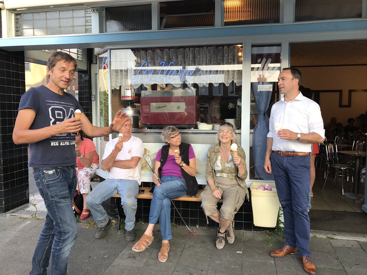 JvdHoogenband's tweet photo. Vanavond met de kanjers uit de #Vruchtenbuurt 14 kg zwerfafval geprikt en afgesloten met heerlijk ijs #opruimestafette @VruchtenPers https://t.co/Z9zCecMo6k