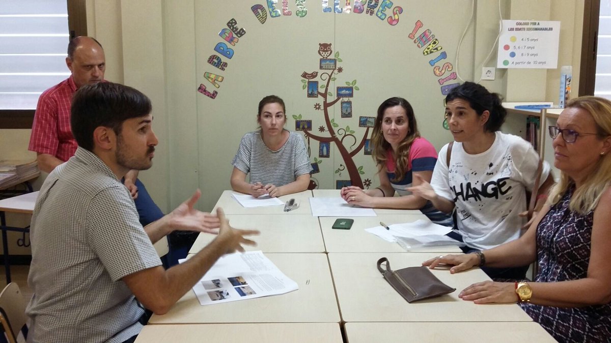 CompromisVLC's tweet photo. Una vegada més @sergicampillo_ ha acudit per a escoltar de primera mà les necessitats d'actuacions de manteniment d'un col·legi. #CEIP103 https://t.co/zWXoDaE3n8