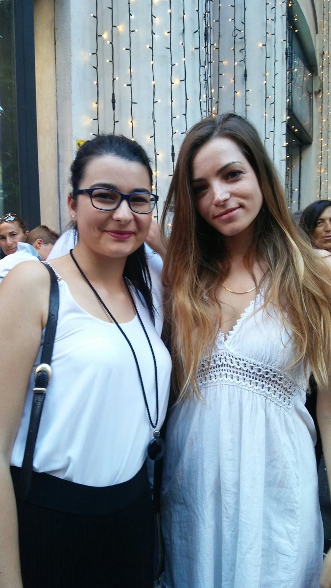 aurora_carmine's tweet photo. #auroraruffino con una fan a Roma un paio di giorno fa #braccialettirossi @aurora_ruffino @carlopalomar https://t.co/TtOMnIu7kB