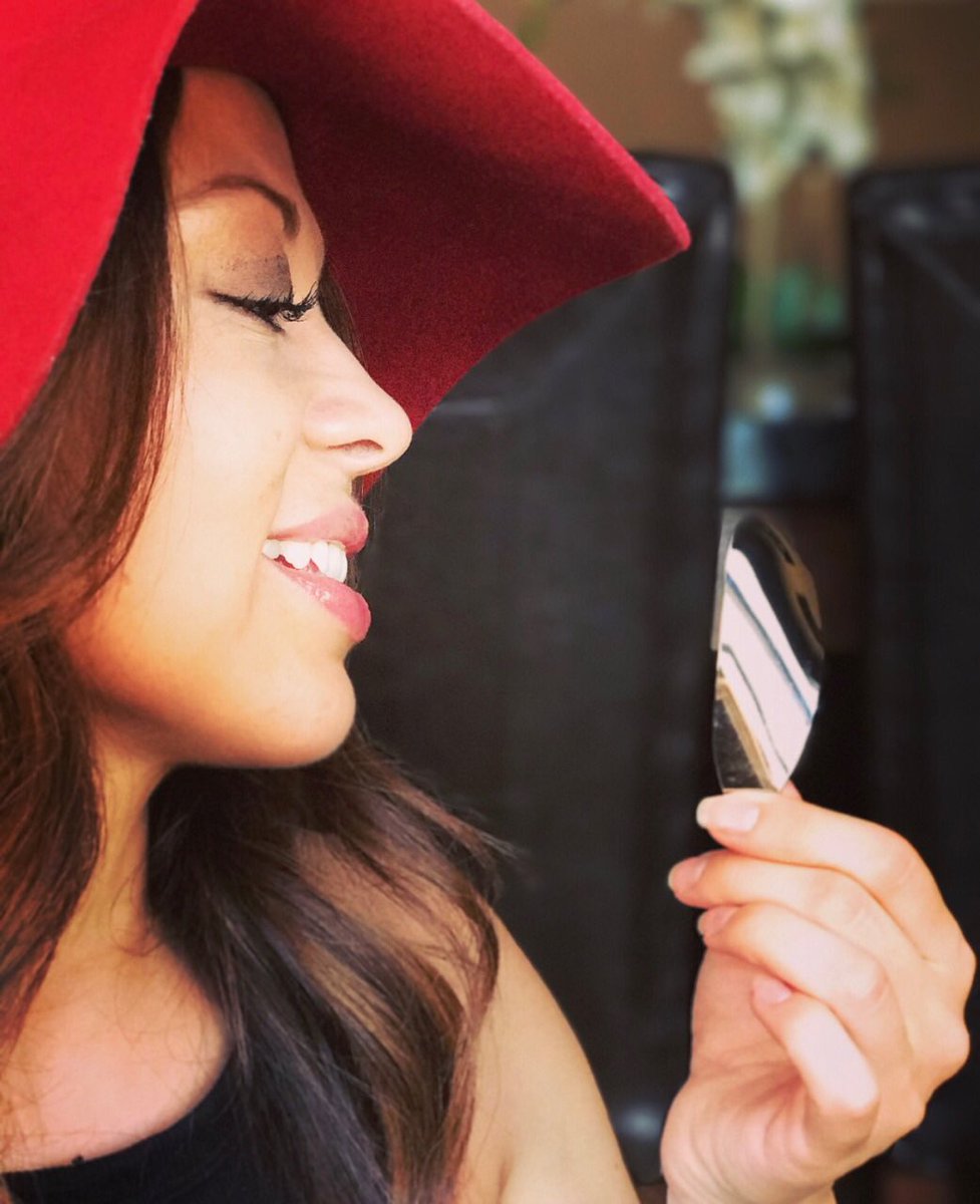 thelashleaf's tweet image. You should ❤️ your eyelash curler-not be afraid of it! Order your Lash Leaf now at lashleaf.com. #besteyelashcurlerever #Beauty