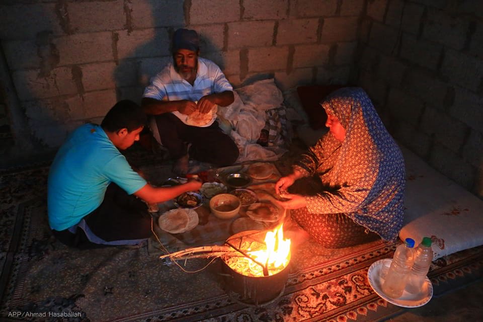 هذا ما فعله الحصار بأهل #غزة .. 
#صور لعائلة تحضر طعام الإفطار على النار لضيق الحال جنوب غزة اليوم
#تعلمت_من_الحصار
 #يا_عادل_الجبير