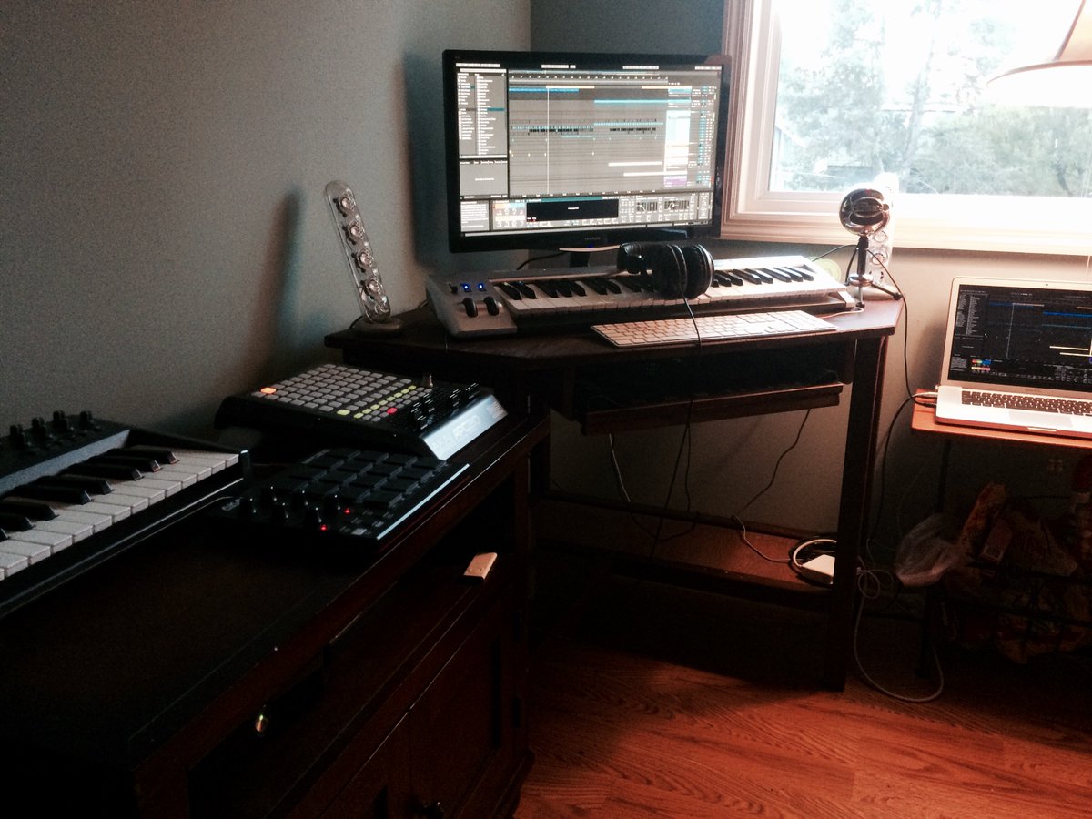 _ArchiMidis's tweet image. EVERYTHING IS FINALLY IN PLACE AND WORKING 😍 My new studio!!

#studio #music #production #homestudio