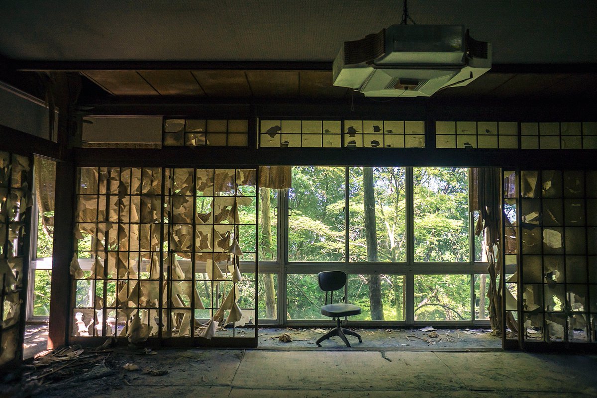 ᗢ𝔼𝕝𝕦𝕟𝕒ᗢ Twitterissa 色々見所のある宗教施設廃墟 外から見ると胡散臭い仏舎利塔のような部分も中は木材が複雑に入り組んでいてすごくカッコいい やはり何でも上っ面だけでは本当の魅力はわからないものですな T Co Imrz7qdydd T Co