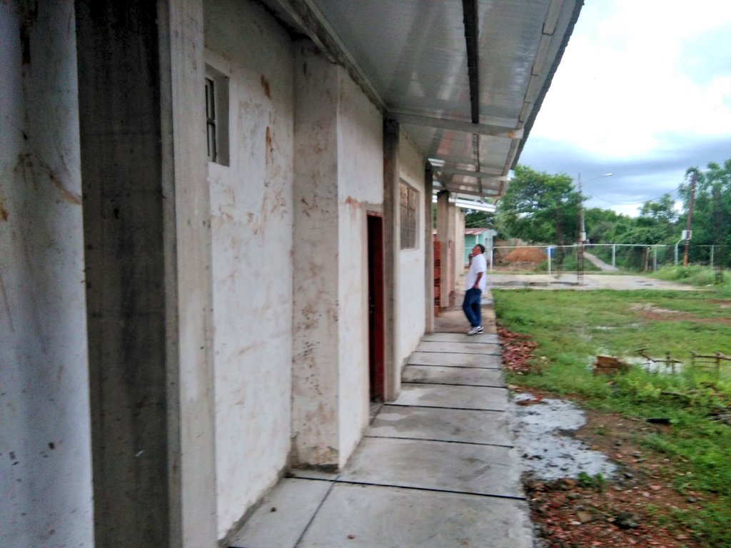 PanchoArias2012's tweet photo. En San Joaquín de la Vega, inspeccionamos la U.E.N. "José Esteban Páez Chirinos" en la Pquia. San Antonio, la cual posee un 65% de avance. https://t.co/GuYXQKRW7C