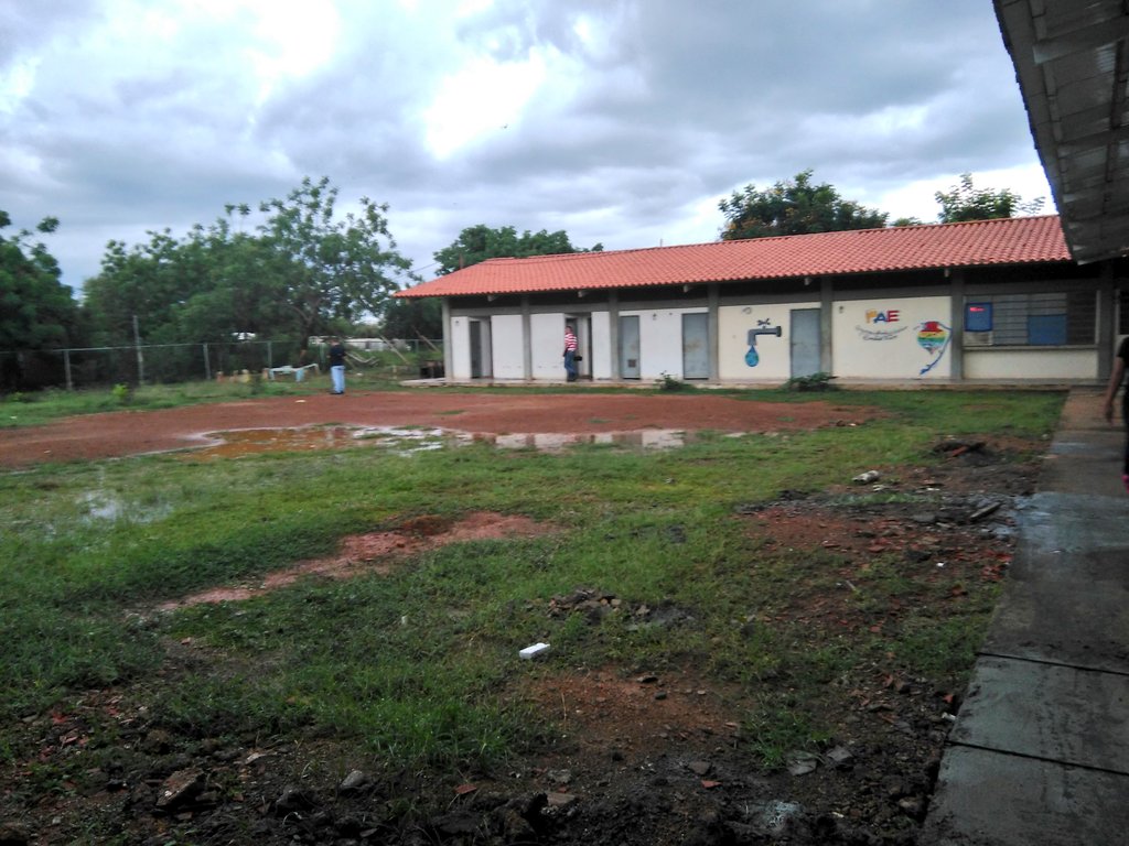 PanchoArias2012's tweet photo. En San Joaquín de la Vega, inspeccionamos la U.E.N. "José Esteban Páez Chirinos" en la Pquia. San Antonio, la cual posee un 65% de avance. https://t.co/GuYXQKRW7C