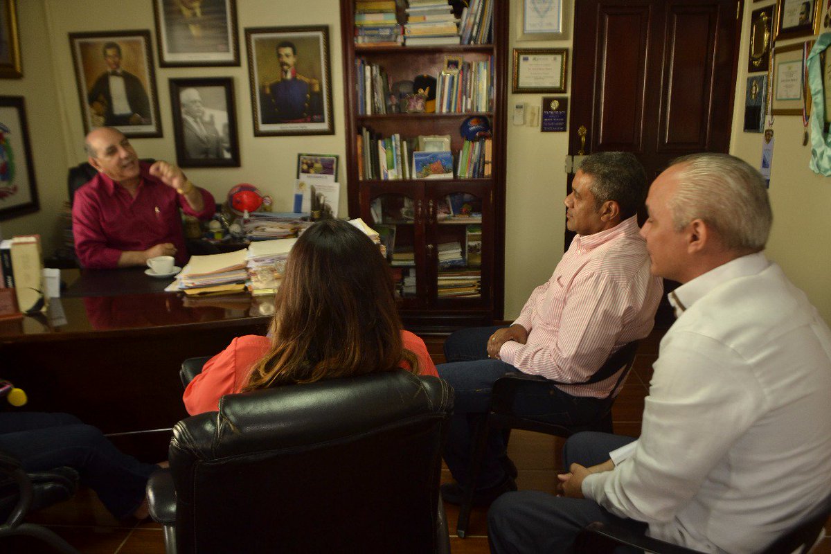 IngFerm's tweet photo. Diloné Ovalles recibe en su despacho la directiva de la junta de vecinos del barrio Villa Carolina IV, #GobEspaillat https://t.co/f0m40TkfuP