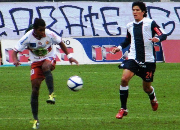 ratonhemeroteca's tweet photo. #FOTOCALETA ¡Óscar Vílchez le anotó por segunda vez a Ayacucho! ¡Ya lo había hecho con Alianza también en 2011! https://t.co/c2z1J2O77i