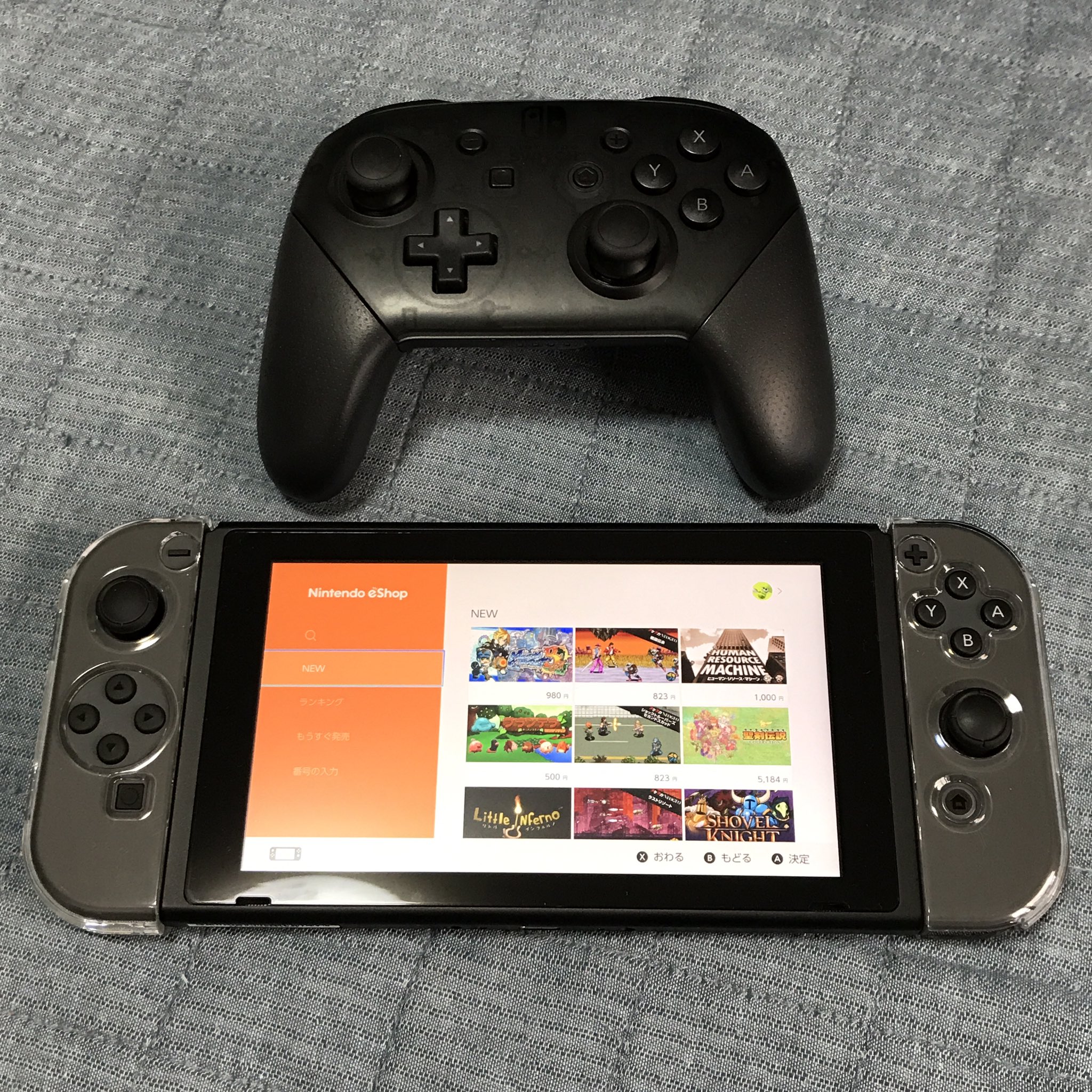 Nam 5 على تويتر ゲオでスイッチプロコンとjoy Conカバー買ってきた プロコン の手に馴染むしっくり感やばいね Joy Conカバーを買った理由は スイッチを置く時に裏面の接地する箇所に傷が付くのが嫌だったので これで気兼ねなく置ける 一方 Abxyが少し押しにくく