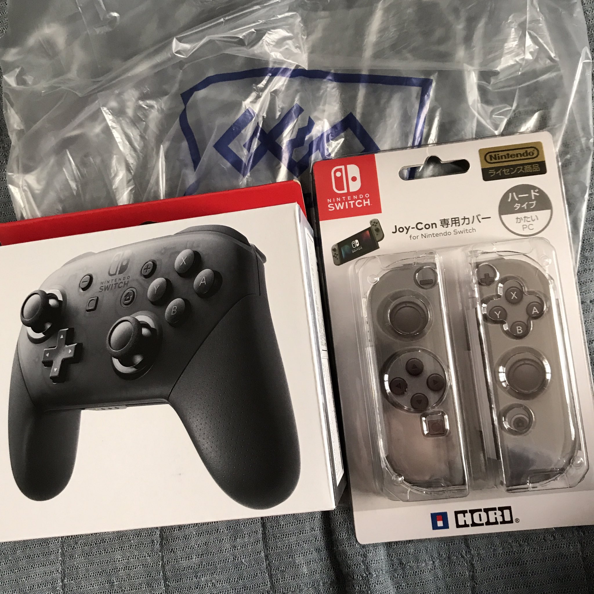 Nam 5 ゲオでスイッチ プロコンとjoy Conカバー買ってきた プロコンの手に馴染むしっくり感やばいね Joy Conカバーを買った理由は スイッチを置く時に裏面の接地する箇所に傷が付くのが嫌だったので これで気兼ねなく置ける 一方 Abxyが少し押しにくく Nam 5 ゲオでスイッチ プロコンとjoy Conカバー買ってきた プロコンの手に馴染むしっくり感やばいね Joy Conカバーを買った理由は スイッチを置く時に裏面の接地する箇所に傷が付くのが嫌だったので これで気兼ねなく置ける 一方 Abxyが少し押しにくく
