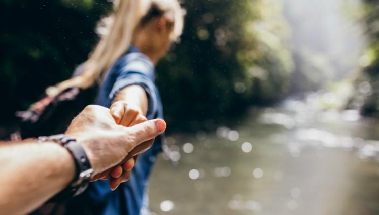 Рука в руке. Влюбленные за руки. Скрещенные пальцы за спиной. Держит за руку девушку. Держит за руку.