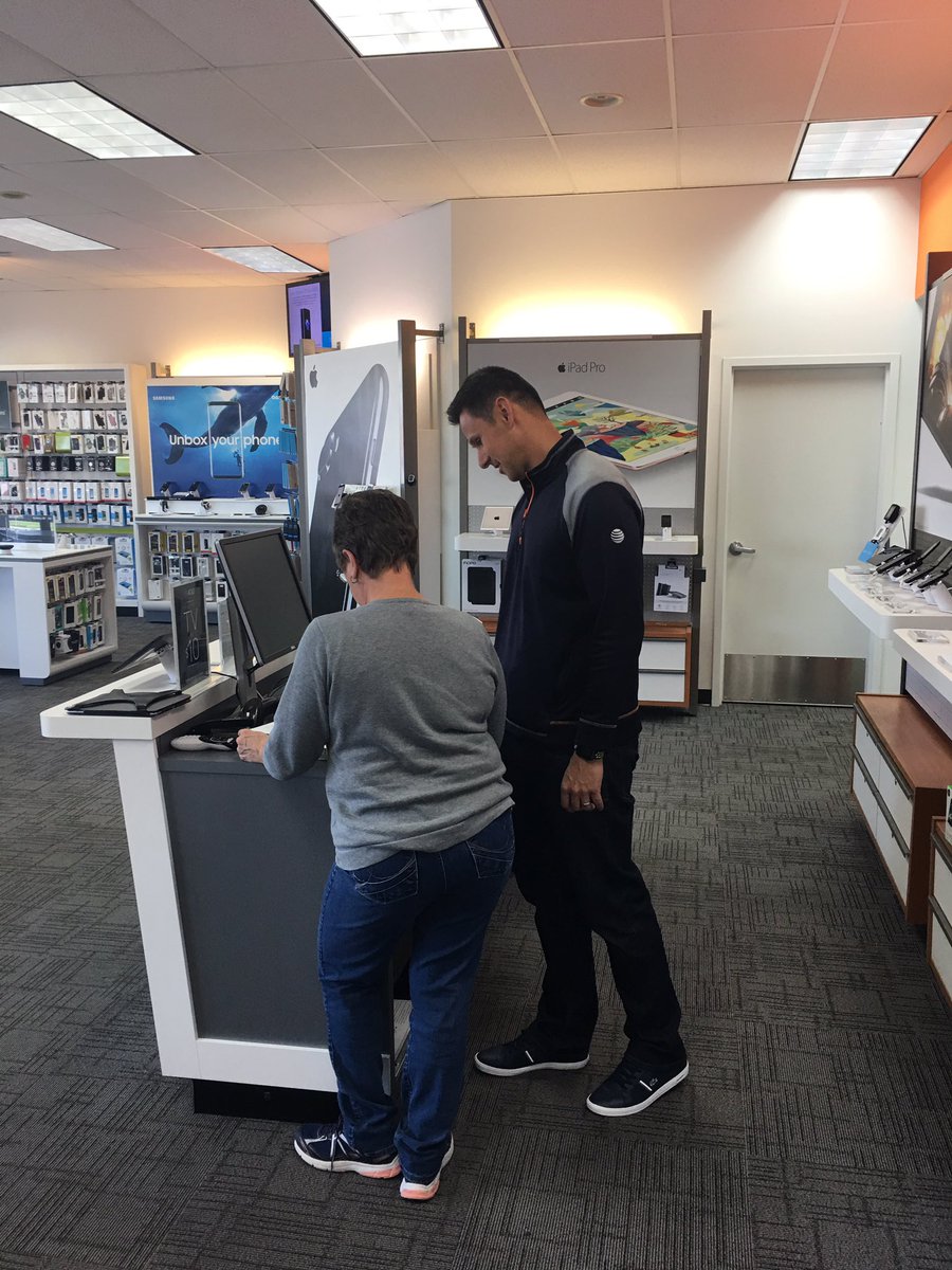rmridahofalls's tweet photo. @Damir_att helping everyone in Idaho Falls become REAL DTV experts!! #entertainmentscreenplay https://t.co/ZupZNUMwOR