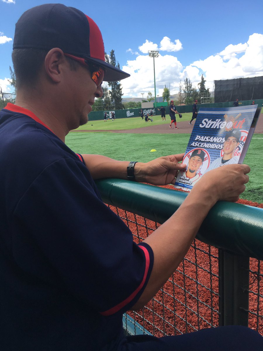 NacimosBravos's tweet photo. Gracias a la @Rev_Strikeout por las revistas #BuenMaterial #NacimosBravos https://t.co/lY35v0sBDH