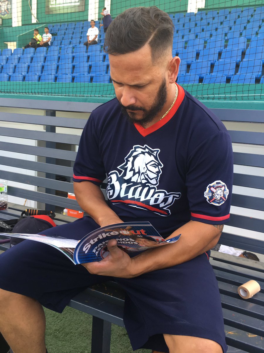 NacimosBravos's tweet photo. Gracias a la @Rev_Strikeout por las revistas #BuenMaterial #NacimosBravos https://t.co/lY35v0sBDH