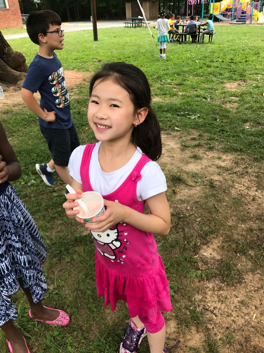 kjerstix6's tweet photo. 1st grade making ice cream. https://t.co/UsD1SBYvOd
