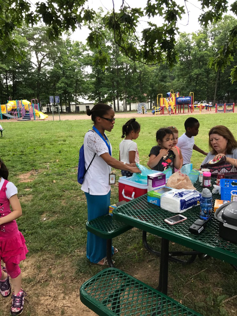 kjerstix6's tweet photo. 1st grade making ice cream. https://t.co/UsD1SBYvOd