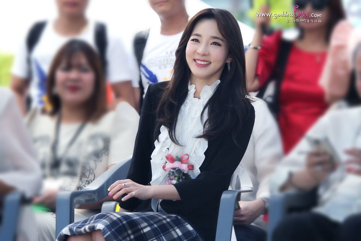 Koreaboo's tweet photo. Dara Received A Huge Honor At Seoul’s Philippines Independence Day Event
➜ Read more: https://t.co/4poLt4nTrg https://t.co/AVLUItyQsg