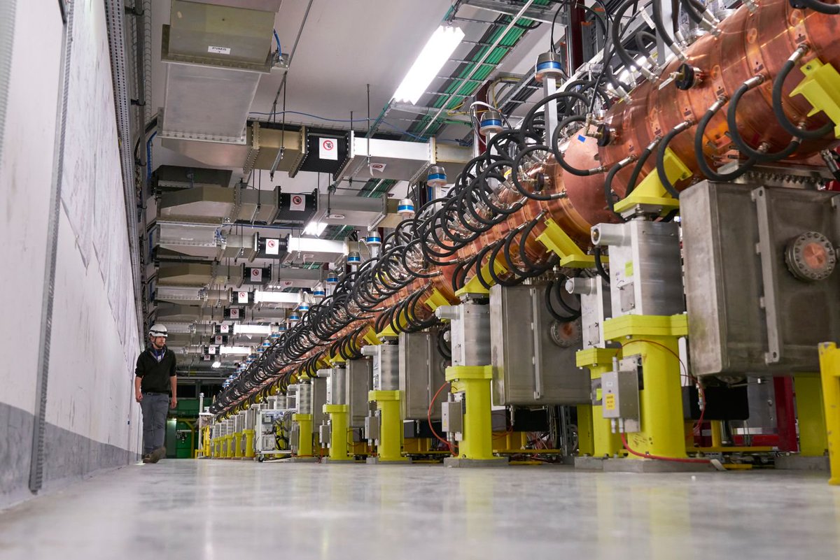 CNRS's tweet photo. #Linac4 : un nouvel injecteur pour le @CERN https://t.co/fGYcskwg3O v/ @IN2P3_CNRS https://t.co/zOzTOAF04K