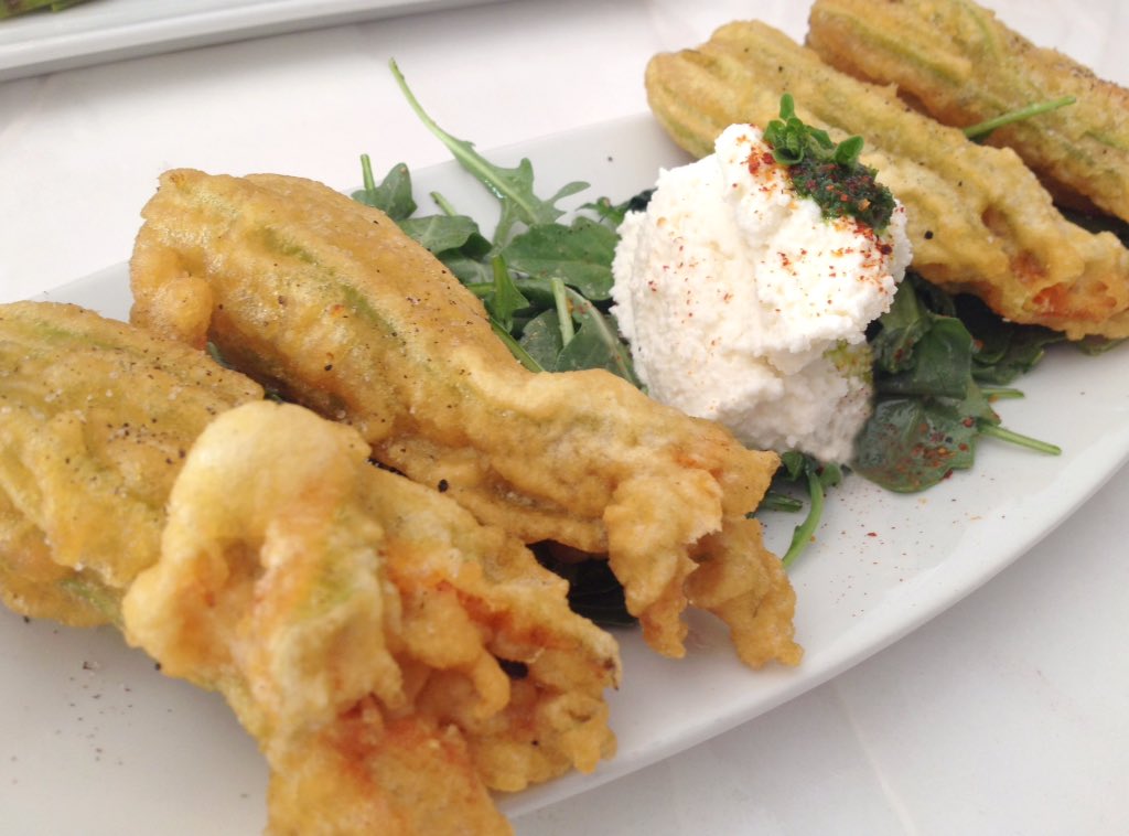 EnotecaMolinari's tweet photo. Golden fried zucchini flowers tonight :) https://t.co/ZXLbQrBQ0X