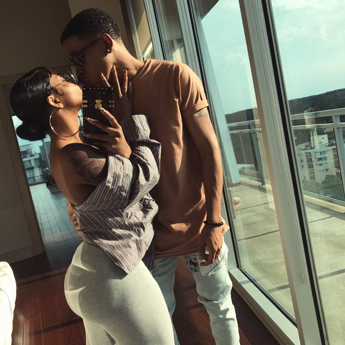 dearra's tweet image. Skin glowing, Edges laid, Thighs thicker, he's faithful af. Boy life is great 🙌🏽✨