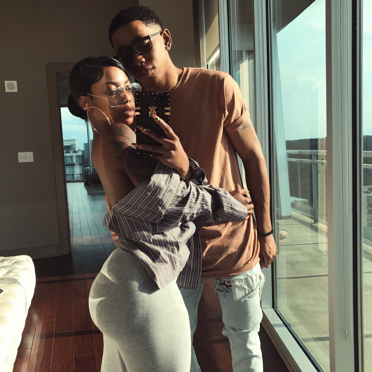 dearra's tweet image. Skin glowing, Edges laid, Thighs thicker, he's faithful af. Boy life is great 🙌🏽✨