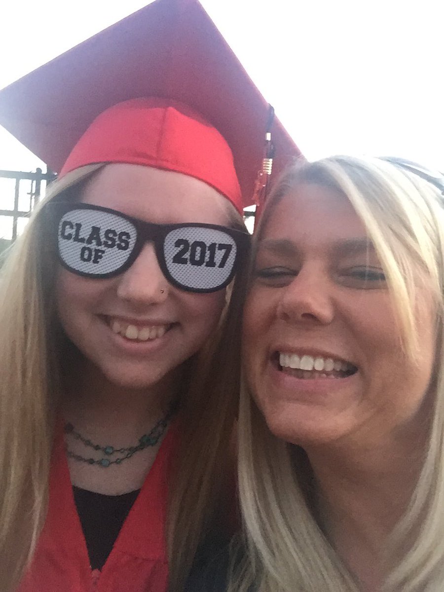 23ty26lex's tweet photo. My beautiful baby girl all grown up.  I love you bunches 😘😘🎓@lexieeriley https://t.co/2qQ0b7W9lR