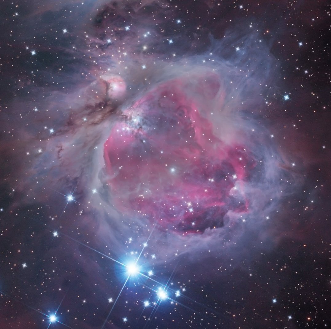 Spacegeek__'s tweet image. M42, NGC 1976, 오리온 대성운이라고 불리는 오리온 성운은 발광 성운으로서, 성운 내부에 산개 성단을 품고 있어요. 아, 산개 성단이라는 건 수십 개에서 수백 개의 별들이 불규칙하게 퍼져 있는 형태의 성단을 말하는... 미안해요. 지루했나요?