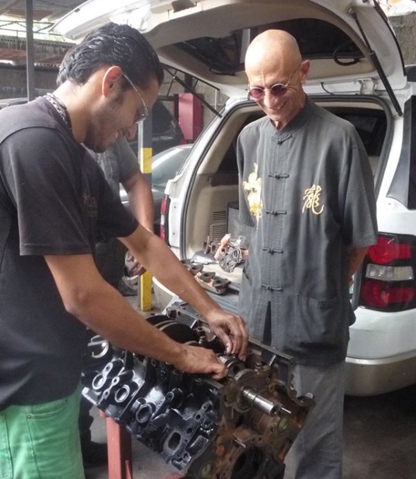 Autoservicios2R's tweet photo. El GURO CON ING JAIRO COMPAÑERO DE TRAB ARMANDO UN MOTOR 4.2 FORD https://t.co/IP41DxCgFc