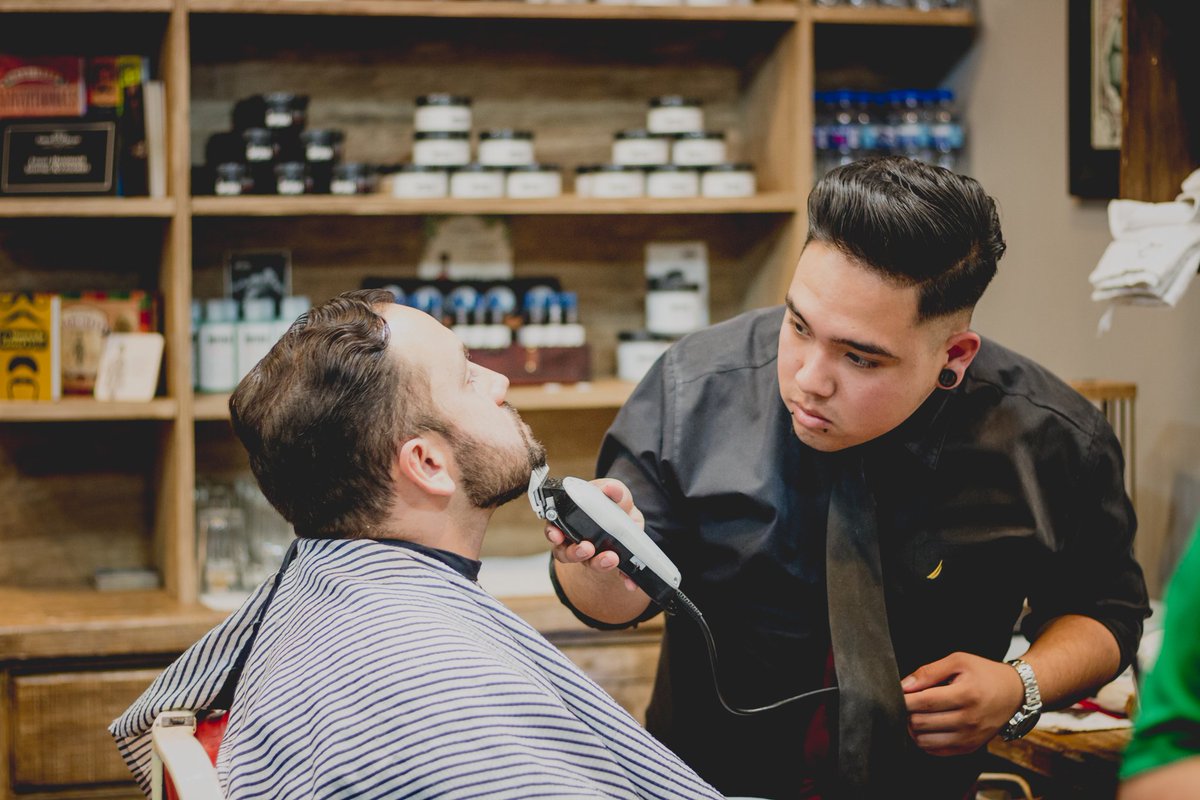 BarberiaCapital's tweet photo. Cuidamos cada detalle para que #ElRitualDelHombre sea perfecto. Vive esta experiencia única en @BarberiaCapital. https://t.co/H32lpad2m2