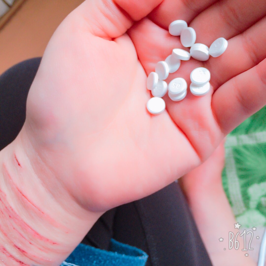 今日ゎ切っちゃダメ
安定剤少し飲んで
眠りにつく。
15時半起き

どうしょうもなく辛くて苦しくて
でも人目の前にしたら怖くて何も言えなくて
最近仕事に支障出るくらい言葉出ないし呂律回らない。

ストレスぢゃなくて不安。