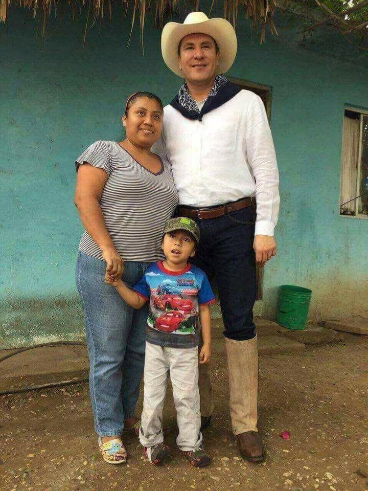viole_lo's tweet photo. #TeDejeDeHablarPor PANISTA
#MorenoValle dandose baños de pueblo??
#LeyBala
#Defraudo al estado de Puebla https://t.co/MGZr3MulIP