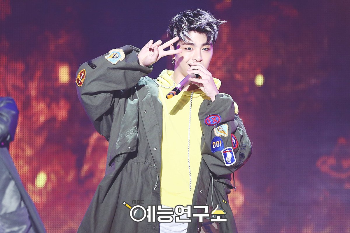 MBC_entertain's tweet photo. 완전 멋쟁이 119에 전화 걸어 우린 방화범🔥
코닉들 탕짜면 먹으면서 즐겨보아요 😆
📷☞ https://t.co/1boRjWoDDz
170610 #쇼음악중심 #음중 #아이콘 #iKON #블링블링 #BLINGBLING @YG_iKONIC https://t.co/lHwwiNa3eH
