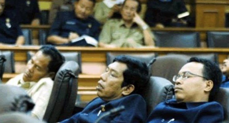 Heran deh napa pada heboh cuma liat pejabat tidur . Dari jaman minul esde juga udah banyak