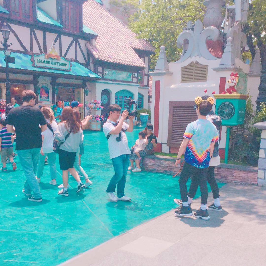 withpjwoo's tweet photo. CHANHWAN date at LOTTE WORLD 🔥😍 https://t.co/x8MQC2z7Ek