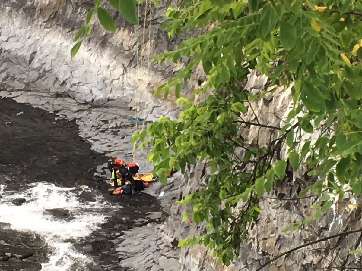 AmandaRoleyNews's tweet photo. Emergency crews have now brought down additional tools that will hoist the man up from the rocks. @KREM2 https://t.co/iGaWPnV9PN