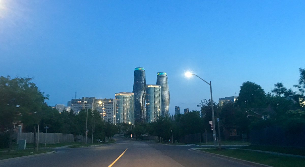 MariaPolicelli's tweet photo. I would love to see a few more tall condos fill up this skyline. 😍#Mississauga #AbsoluteWorld https://t.co/OSY2vD61sO