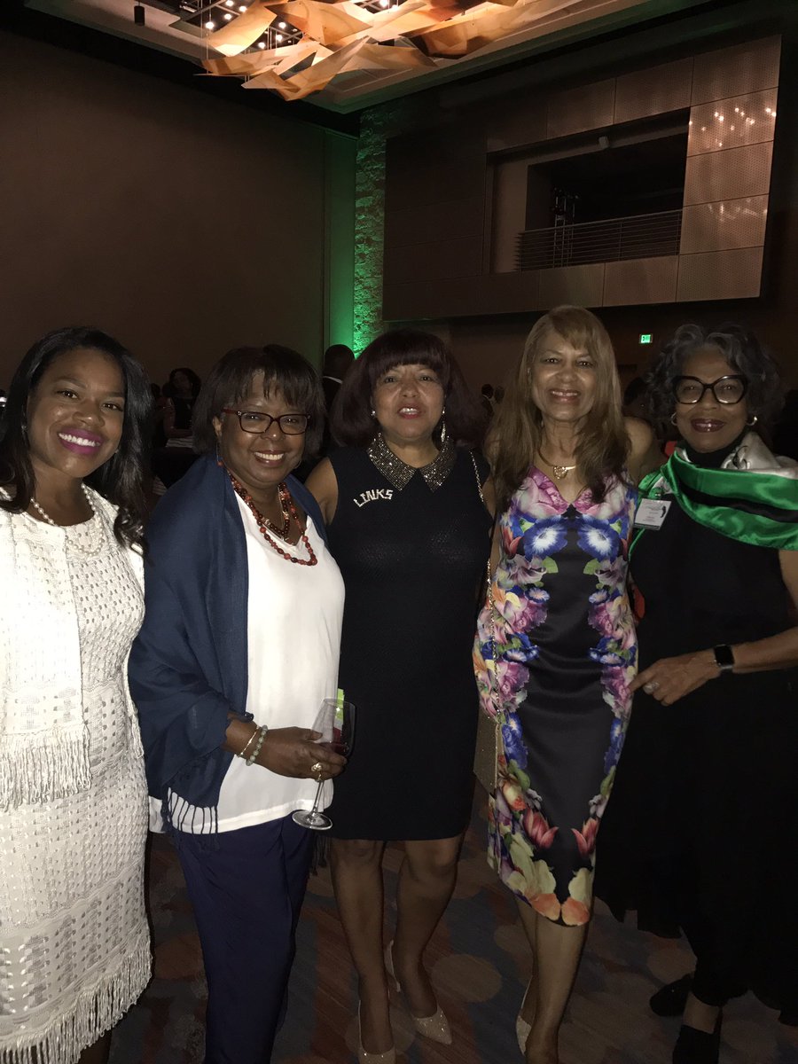 EquityvEquality's tweet photo. Just a few of us from the #HawaiiChapter fellowshipping during the opening reception. #walinks43 #linksinc #amind4business #a💘4service https://t.co/fJpVV1TnHV