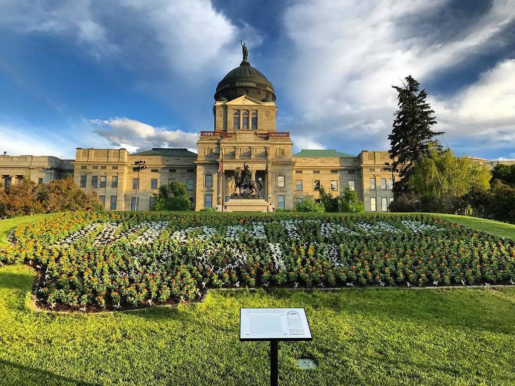 hollykmichels's tweet image. It's finally 2017! #montana #helenamt #capitol ift.tt/2sczo2p