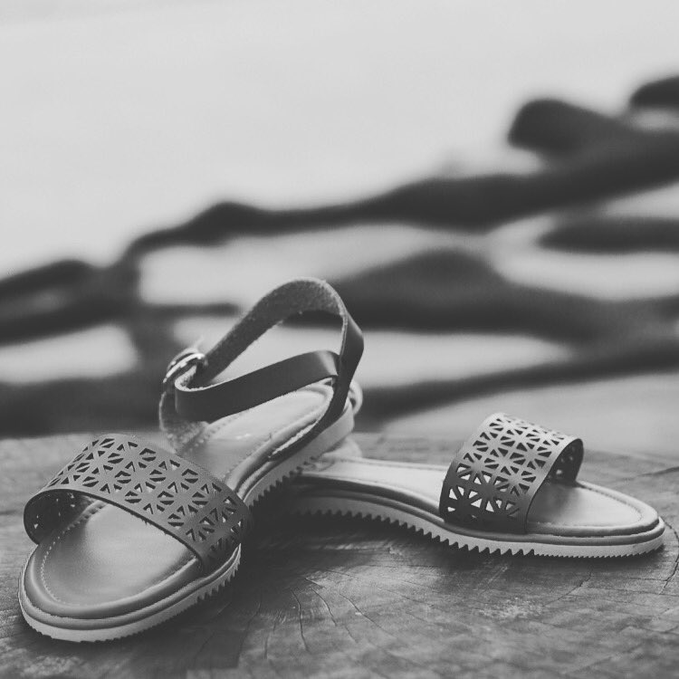 Brand_INTOTO's tweet photo. #ContestAlert
Guess the colour of these solesistah sandals & stand a chance to win this pair! Winners will be announced tonight at 10 pm! 👭 https://t.co/CQgdzSBwIX