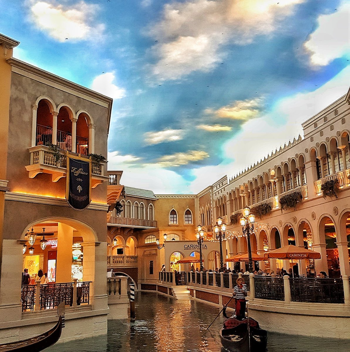 grubmodebyku's tweet photo. Venetian at las vegas!
Take me back!😊
#Venezia #venetian #lasvegas #grubmodebyku  #traveldiaries #twitter #grubmodetravels #tweet https://t.co/BEKpBMyHvW