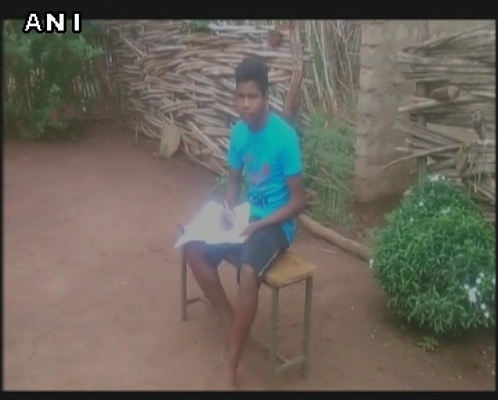 ANI's tweet photo. Chhattisgarh: Vaman Mandavi, tribal boy from Dantewada's Kirandul enters IIT, father died after 10 months of Vaman's birth,mother sells wood https://t.co/xfGjRPtBMg