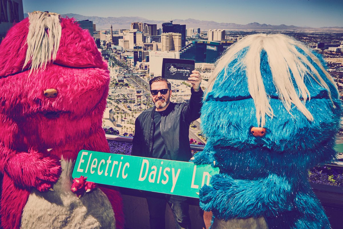 PasqualeRotella's tweet photo. 🗝📜🚦Today was amazing. Received a shiny Key to the Las Vegas strip, a proclamation making EDC WEEK official, and Las https://t.co/On6xSjwp2T https://t.co/CNwpQahSnF