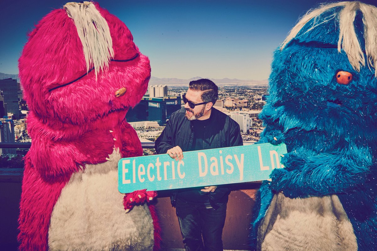 PasqualeRotella's tweet photo. 🗝📜🚦Today was amazing. Received a shiny Key to the Las Vegas strip, a proclamation making EDC WEEK official, and Las https://t.co/On6xSjwp2T https://t.co/CNwpQahSnF